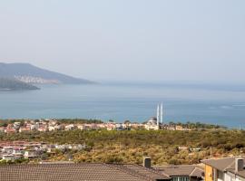Sea View Flat with Shared Pool 5 min to Beach, apartment in Akbük