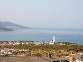 Sea View Flat with Shared Pool 5 min to Beach, hotel din Akbük