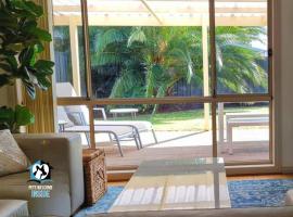 Coastal Vibe, 4 beds Short Walk to the Beach, hotel in Aldinga Beach