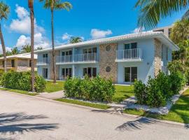 Lux Beachside 2nd Floor Condo. Steps to the Beach!, allotjament vacacional a Juno Beach