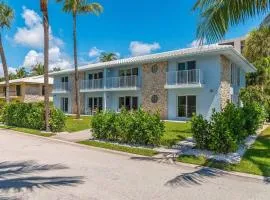 Lux Beachside 2nd Floor Condo 3 Steps to the Beach!