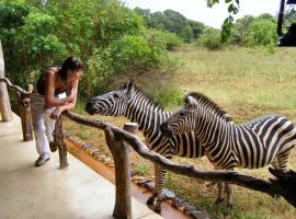 Leopard Walk Lodge, hotel berdekatan Parking for Reception, Hluhluwe