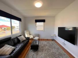 A delightful two-bedroom cottage on Toowoon Bay., hotel in Long Jetty