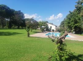 Villa Marila relax con piscina in campagna โรงแรมที่มีที่จอดรถในPietramelara