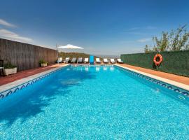 21 Sleeps Private Pool Villa & BBQ Near Barcelona, villa em Rocafort