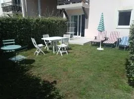 Appartement 2 pièces RDC jardin dans résidence avec piscine