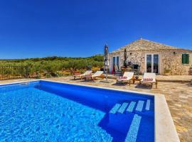 Island Getaway - Heritage House, khách sạn ở Mirce