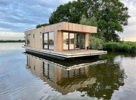 Surla Houseboat "Copes Club" Westeinderplassen with tender เรือพักในBuitenkaag