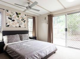 Modern & Cosy Granny Flat in Cairns-WiFi included、Edge Hillのホテル