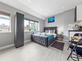 Cozy Serviced Room in Feltham Heathrow London TW13, παραθεριστική κατοικία σε Feltham