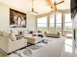 Luxury Prescott Retreat with Views about 7 Mi to Dtwn!، فندق عائلي في بريسكوت