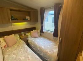 Tenby - Kiln Park caravan hire, hotel in Pembrokeshire