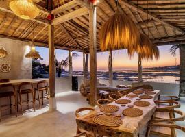Sunset House Ceningan, 10 person beachfront private villa, vil·la a Lembongan