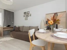 Heart of Warsaw Apartment Zielna by Noclegi Renters