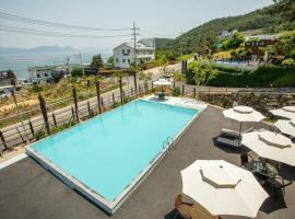 Village Pier Pension - Pool, hotell sihtkohas Yeosu