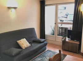 Très Joli T2 aux pieds des pistes avec Balcon, Hotel in Orcières