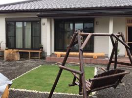 SOZENSYA 駅、高速インターに近い新築日本家屋です。庭が広く、BBQも楽しめます。, alquiler vacacional en Kikugawa