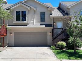 3 Bed 2 Bath, 887 Karisa Lane Carver Townhouse, Hotel in North Liberty