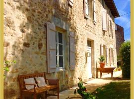 Cardabelle Holiday Home with private garden, familiehotel i Mazières