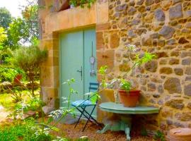 Domaine Charente - Familyroom Gypsy with garden (with external toilet & shower house)，Mazières的有停車位的飯店