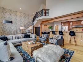 Escape Chalet - Family and Pet-friendly Steamboat Chalet, hotell i Steamboat Springs