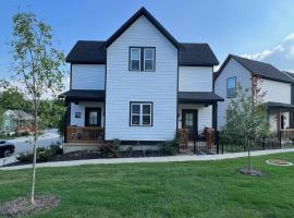 New Centennial Park Luxury Smart Home w Courtyard, nyaraló Fayetteville-ben