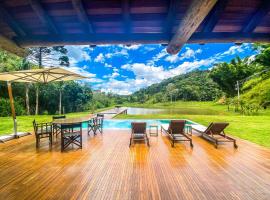 Casa de campo com jacuzzi, piscina e lago natural, casa rural en Petrópolis