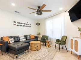 Downtown Pearl Bungalow at Beer Ranch Project, banglo di Wimberley