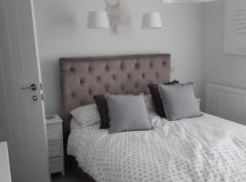 Hideaway Cottage - Private ensuite room - 4 minutes to the sea!, hotel with parking in Sandgate