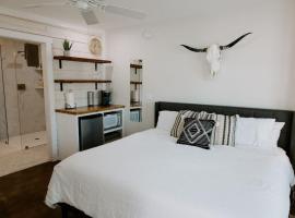 Downtown Studio 3 at Beer Ranch Project Inn, hotel v destinaci Wimberley