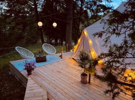 tent romantica a b&b in a luxury glamping style, hotel de luxo em Mariefred