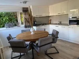 Luxe chalet met airco bij bos en zwemwater