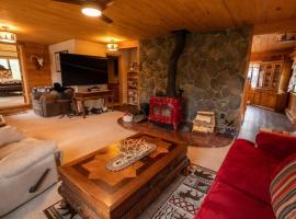 Warm Woodland Getaway with Land, hotel em Red Feather Lakes