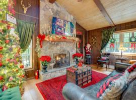 Papas Christmas Cabin in Gouldsboro with Deck!, hotell i Gouldsboro