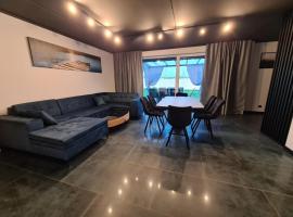 WHY IŁAWA - WILLE z basenem NAD JEZIOREM，伊拉華的飯店