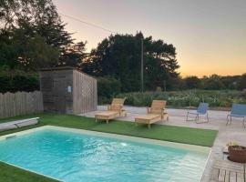 La villa Mama 65 m2, avec piscine partagée de Juin à Septembre, Hotel in Erquy