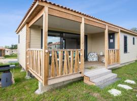 Cottage with patio and garden in Saubrigues - Welkeys, hotel em Saubrigues