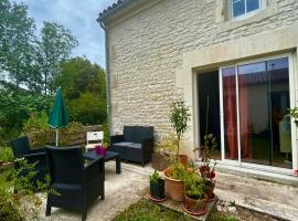 la maison d'hôtes des Charentes, B&B in Les Touches-de-Périgny