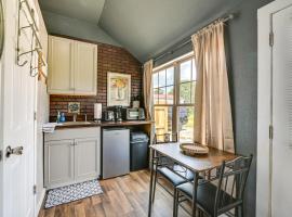 Brownsville Studio Cottage - Walk to Mammoth Cave!, готель з парковкою у місті Brownsville