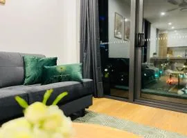 BrandNewApt-FreeParking! Warm Welcome to Surfers