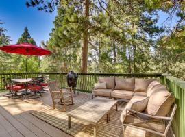 Crestline Getaway with Grill Less Than 1 Mi to Lake Gregory!, Cottage in Crestline