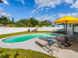 Modern Home 3 Bedrooms with Pool, 18 minutes to Ocean, villa in Hollywood
