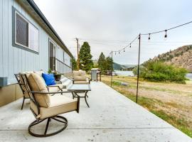 Riverfront Helena Retreat with Small Dock and Kayaks!, hytte i Helena