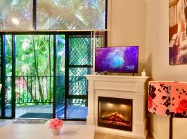 Romance Chalet on Gallery Walk with Spa, Fireplace, WiFi & Netflix, hotel spa di Mount Tamborine