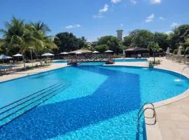 Cond Genipabu Club House a 900mts Praia Guarajuba com Jardim, 3 Quartos, Vagas de Garagem e Cozinha totalmente Equipada