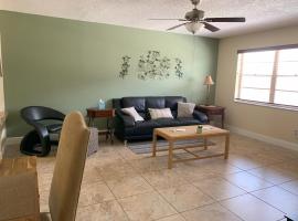 Viesnīca Tranquil Waterfront 2bd1ba Apt in North Palm Beach pilsētā Nortpalmbīča