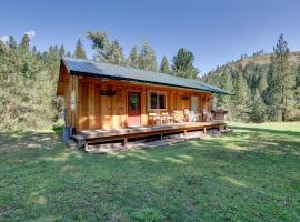 Cozy Countryside Cabin in Robie Creek Park!, loma-asunto kohteessa Boise