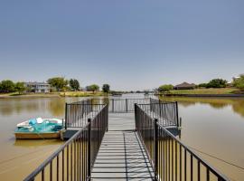 Game Room and Dock Waterfront Granbury Lake Retreat, hotel in Granbury