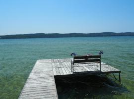 Cavalier Cottage - Private Lakefront W Kayaks!, hotel with parking in Honor
