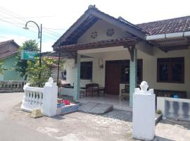 Homestay Damandiri Prambanan Syariah, δωμάτιο σε οικογενειακή κατοικία σε Salakan